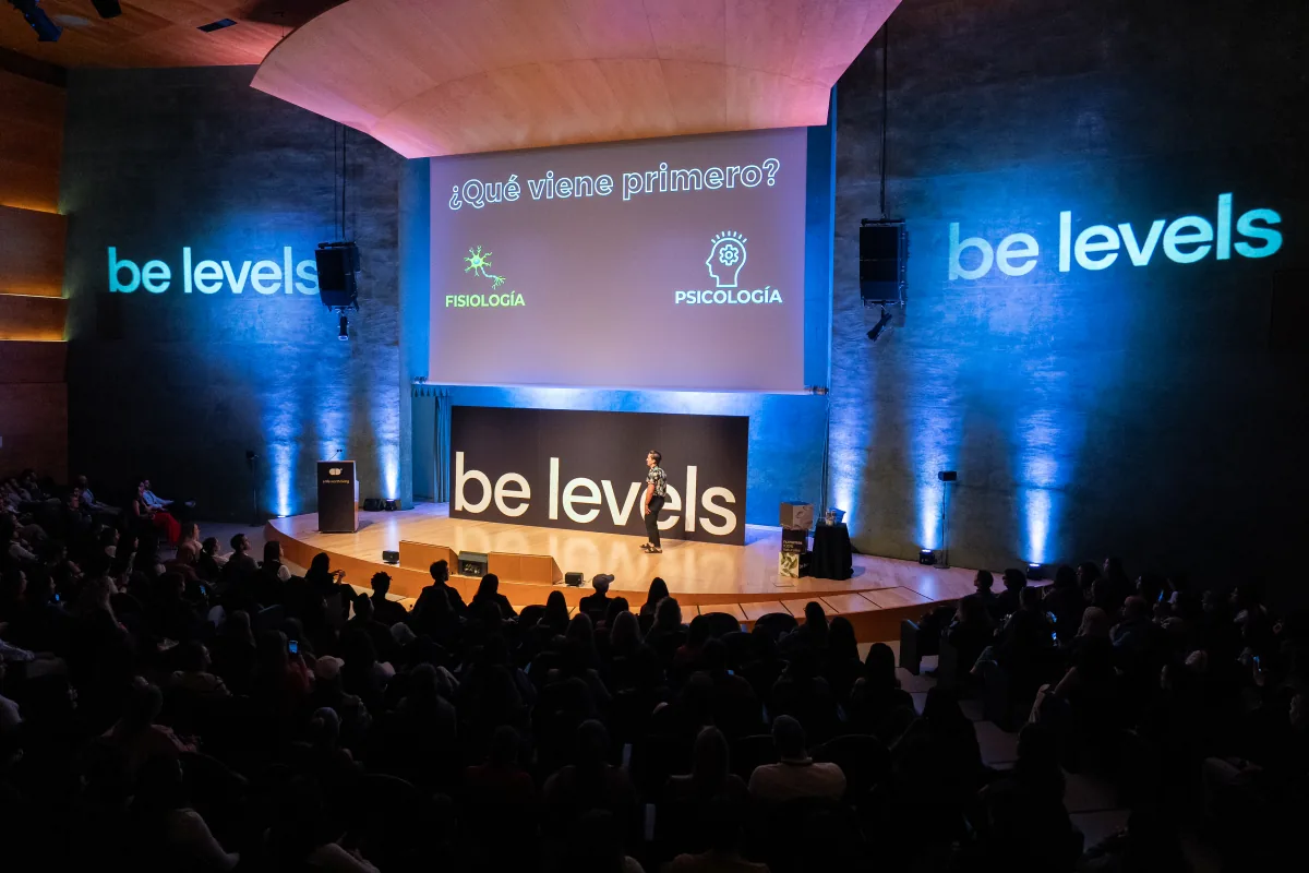 Vista del auditorio y el público durante la conferencia de Phil Hugo en el Health Congress de be levels