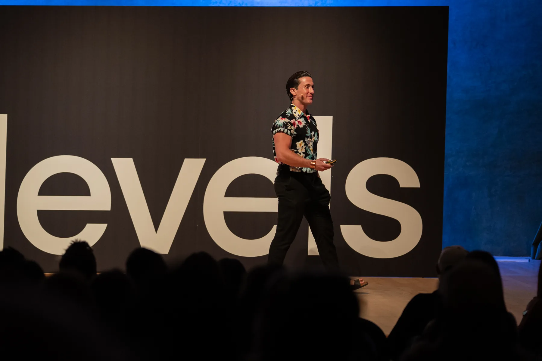 Phil Hugo sonriendo en el escenario de be levels, ante el público del Health Congress 2026